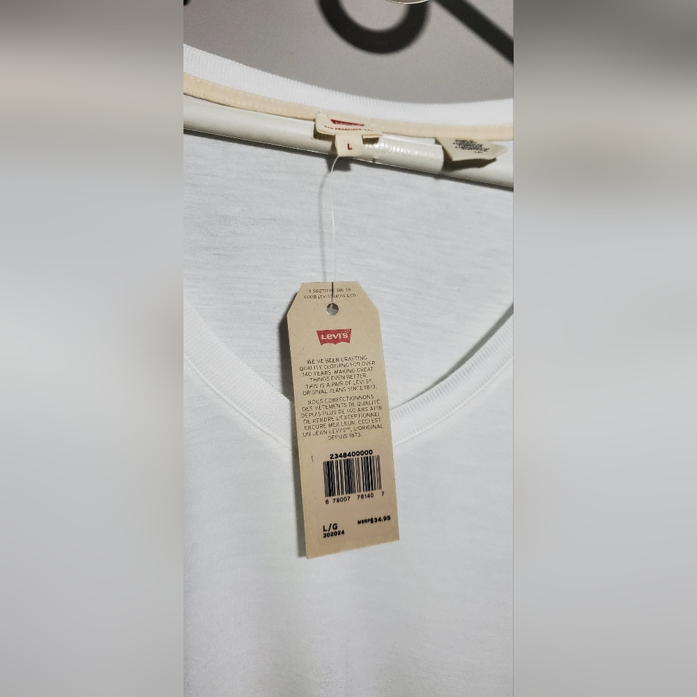 NWT Medium & Large Levi's Women's White V-Neck T-Shirt Relaxed Fit - Picture 11 of 16